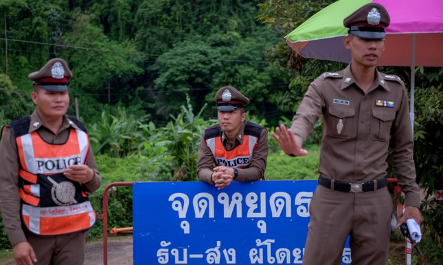 toan canh ngay dau tien giai cuu doi bong mac ket trong hang