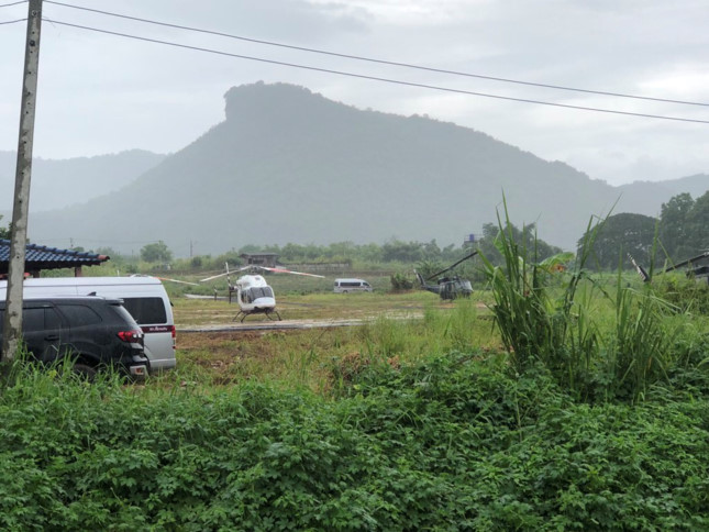 toan canh ngay dau tien giai cuu doi bong mac ket trong hang