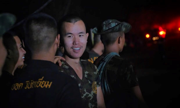 toan canh ngay dau tien giai cuu doi bong mac ket trong hang