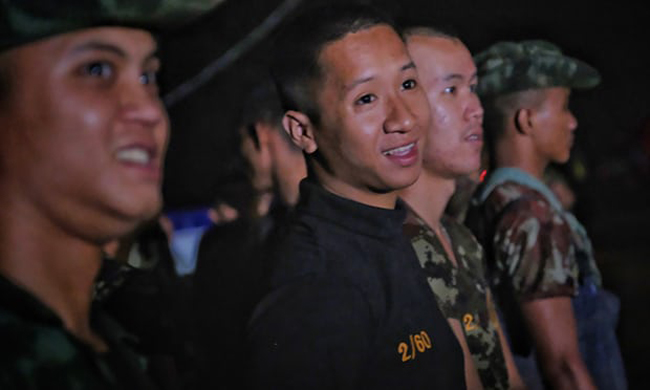 me cua cau be dau tien ra khoi hang hanh phuc khi nghe tin