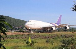 Dân làng choáng khi tỉnh dậy thấy 'nữ hoàng bầu trời' Boeing 747 đậu sát nhà