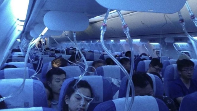 nghi van phi cong air china hut thuoc la lam may bay mat do cao