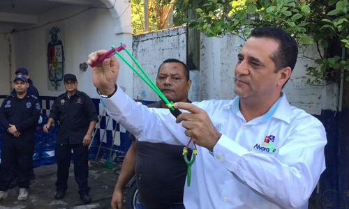 canh sat mexico bi tuoc vu khi chuyen sang sung cao su va da cuoi