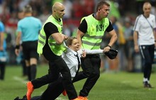 Nhóm nhạc Nga sắp xếp 4 người chạy vào sân trận chung kết World Cup