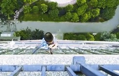Bé 5 tuổi bám chặt ban công khi ngã từ tầng 20 chung cư cao cấp
