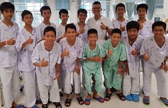 Đội bóng nhí Thái Lan mắc kẹt đào hố hàng ngày để tìm lối thoát