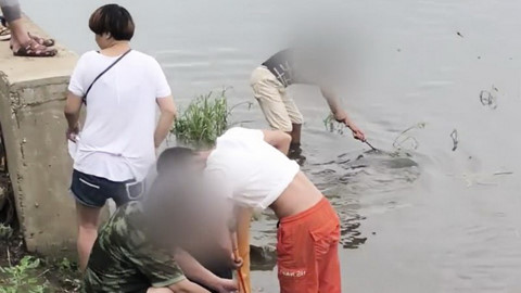 Phóng sinh cá ở Trung Quốc: Người thả, bên vớt phong sinh ca o trung quoc nguoi tha ben vot