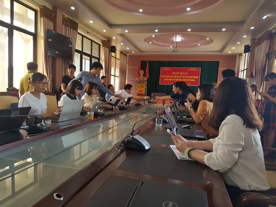 vu sua diem o ha giang khong co lanh dao nao noi phai lam viec de dua con ho vao truong nao ca