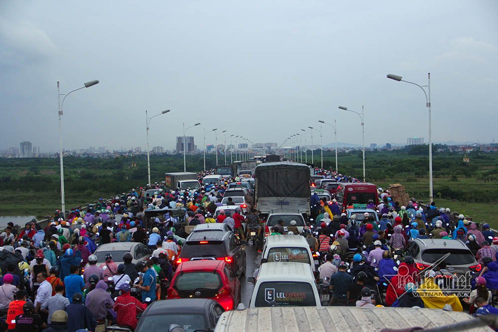 4 xe dam nhau nghin nguoi kho so chon chan tren cau trong mua