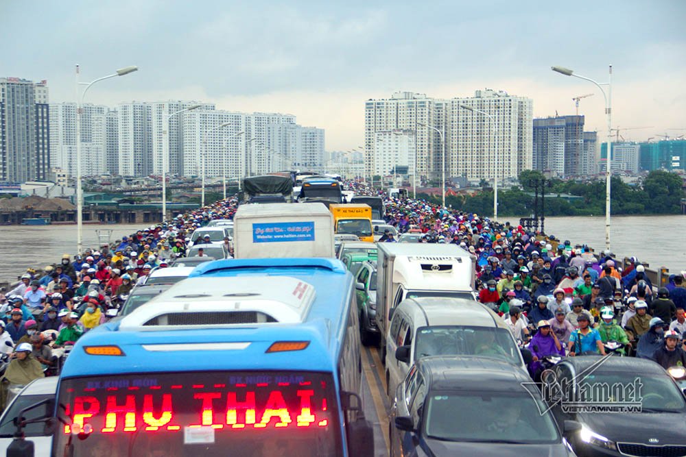 4 xe dam nhau nghin nguoi kho so chon chan tren cau trong mua