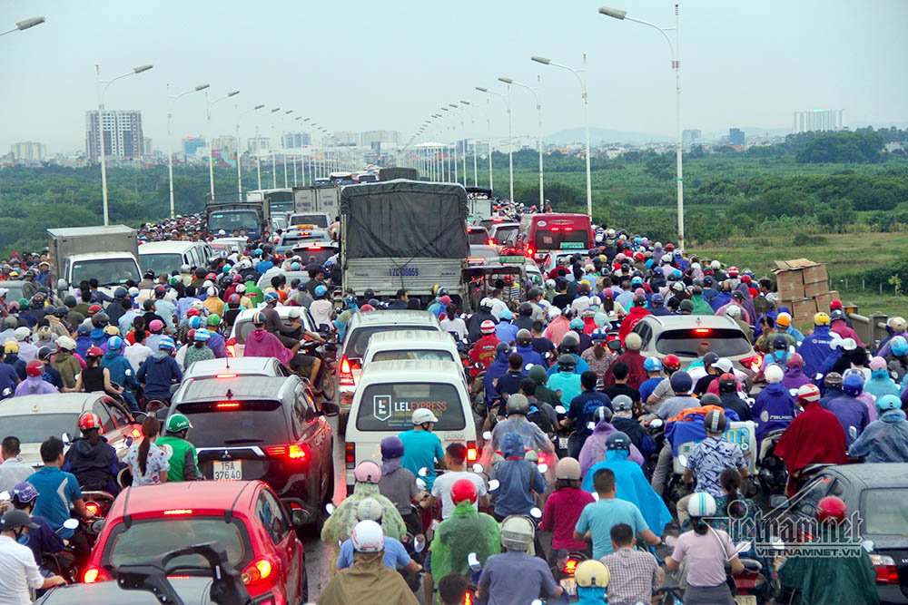 4 xe dam nhau nghin nguoi kho so chon chan tren cau trong mua