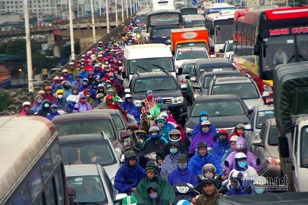 4 xe dam nhau nghin nguoi kho so chon chan tren cau trong mua