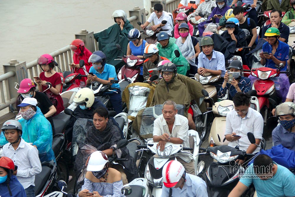 4 xe dam nhau nghin nguoi kho so chon chan tren cau trong mua
