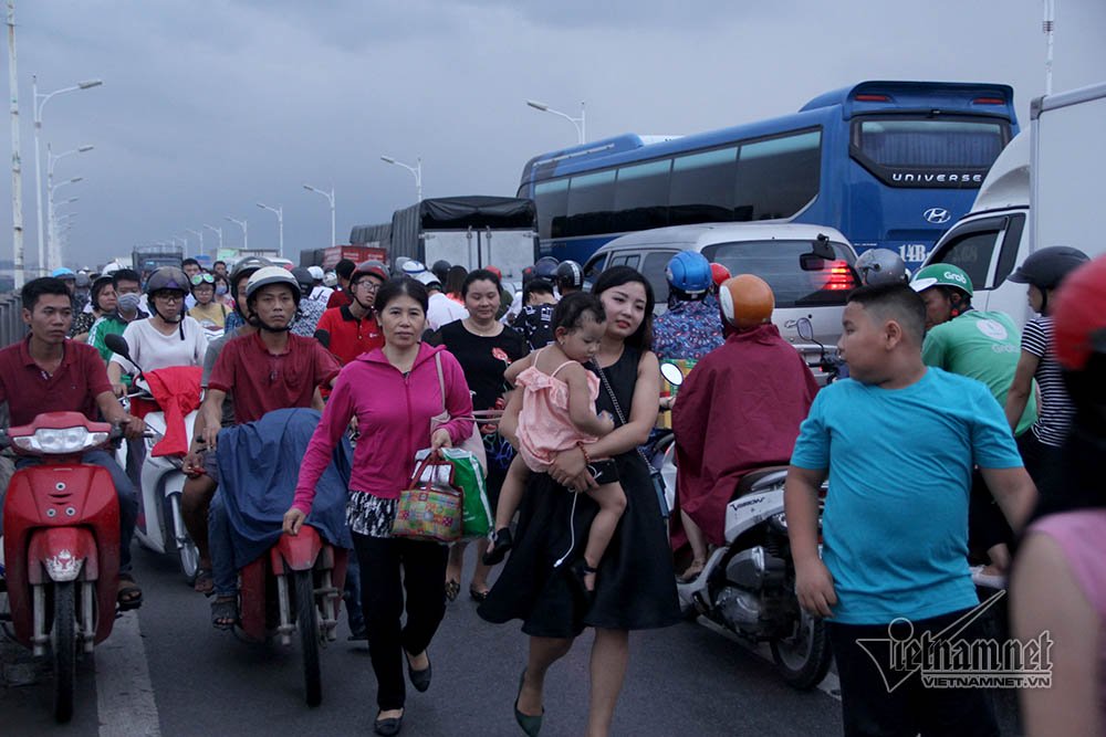 4 xe dam nhau nghin nguoi kho so chon chan tren cau trong mua