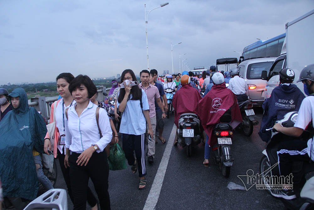 4 xe dam nhau nghin nguoi kho so chon chan tren cau trong mua