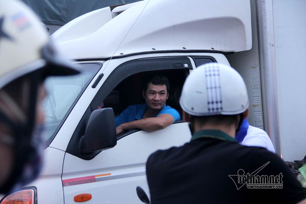 4 xe dam nhau nghin nguoi kho so chon chan tren cau trong mua