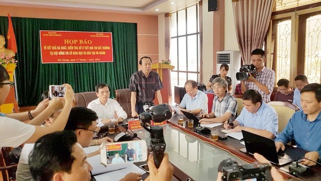 vu sua diem o ha giang khong co lanh dao nao noi phai lam viec de dua con ho vao truong nao ca