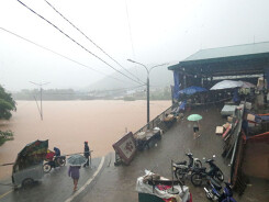 Quảng Ninh: Nước lũ tràn về, cô lập hoàn toàn cả một huyện