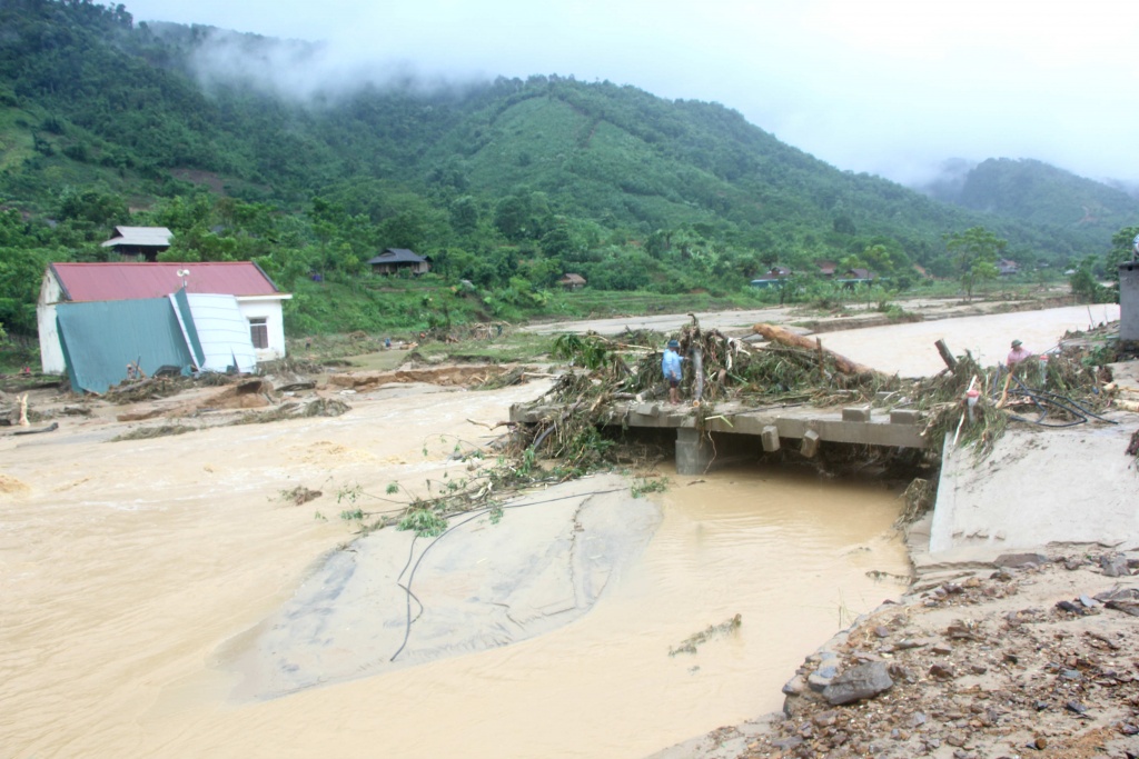 Cận cảnh tan hoang Mường Phú - Nghệ An sau mưa lũ do bão Sơn Tinh can canh tan hoang muong phu nghe an sau mua lu do bao son tinh
