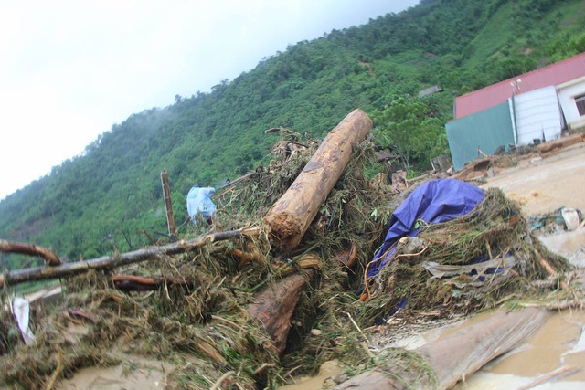 Cận cảnh tan hoang Mường Phú - Nghệ An sau mưa lũ do bão Sơn Tinh can canh tan hoang muong phu nghe an sau mua lu do bao son tinh
