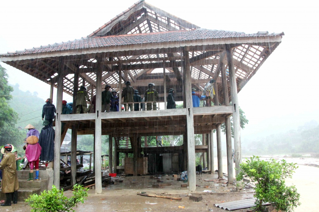 Cận cảnh tan hoang Mường Phú - Nghệ An sau mưa lũ do bão Sơn Tinh can canh tan hoang muong phu nghe an sau mua lu do bao son tinh