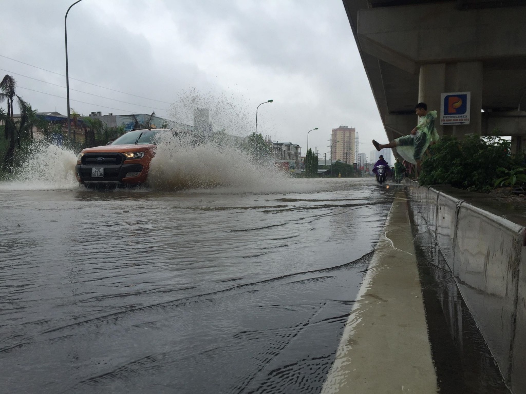ha noi mua lon va keo dai nhieu tuyen pho ngap sau ca met