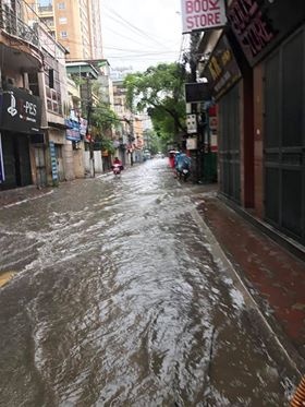 ha noi mua lon va keo dai nhieu tuyen pho ngap sau ca met