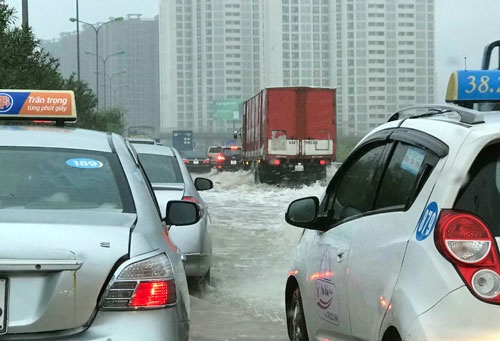 ha noi mua lon va keo dai nhieu tuyen pho ngap sau ca met