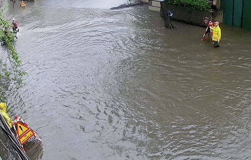 ha noi mua lon va keo dai nhieu tuyen pho ngap sau ca met