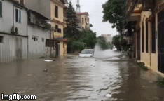 dan chat vat tim loi vao khu do thi trong canh dem toi nuoc ngap