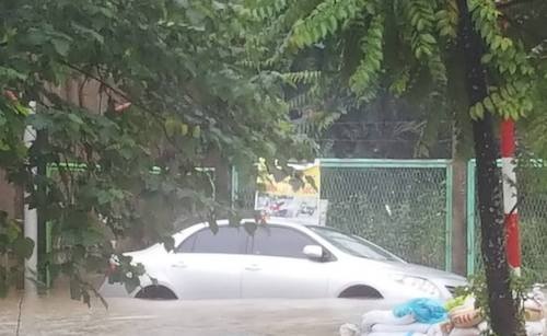 ha noi mua lon va keo dai nhieu tuyen pho ngap sau ca met
