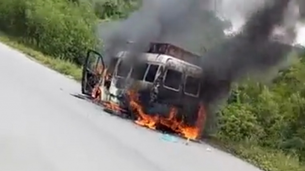 xe tang boc chay tren duong cho hai cot di hoa thieu ve