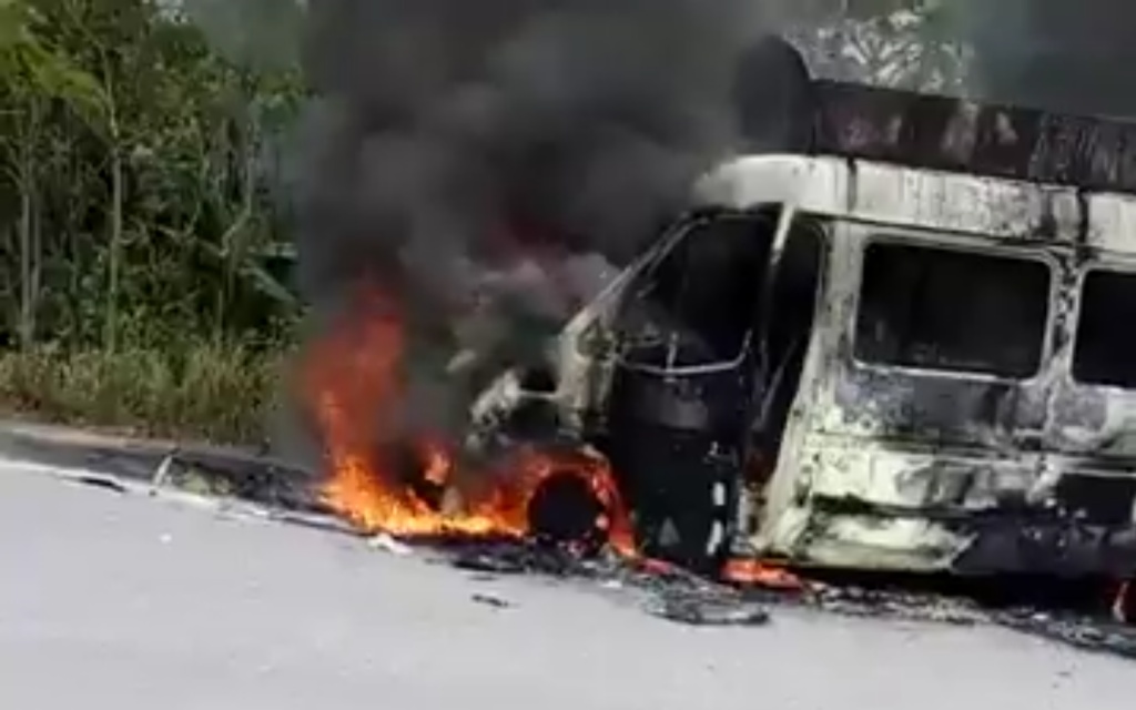 xe tang boc chay tren duong cho hai cot di hoa thieu ve
