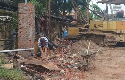 Đang dọn vệ sinh, 4 công nhân bị tường sập vào người gây thương vong