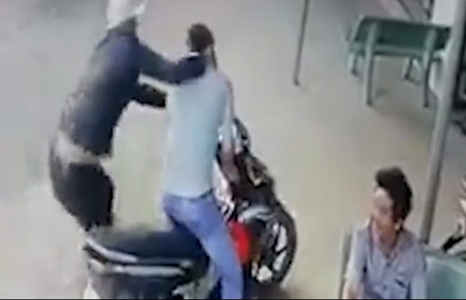 khoi to 2 anh em hanh hung kiem sat vien tai toa