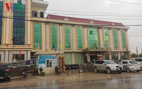 dang don ve sinh 4 cong nhan bi tuong sap vao nguoi gay thuong vong