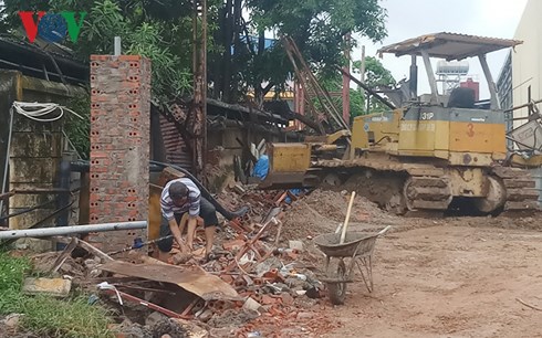 dang don ve sinh 4 cong nhan bi tuong sap vao nguoi gay thuong vong