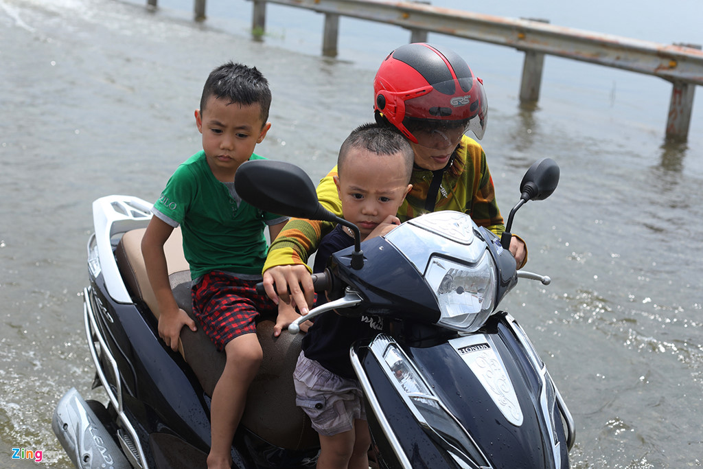 nuoc lu dang xe co chat vat vuot qua duong ngap ven do
