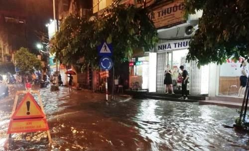 mua lon chieu nay gay ngap hang chuc diem o noi thanh ha noi