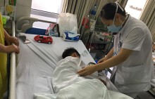 Hà Nội: Kinh hoàng chó nhà cắn đứt môi bé trai 7 tuổi