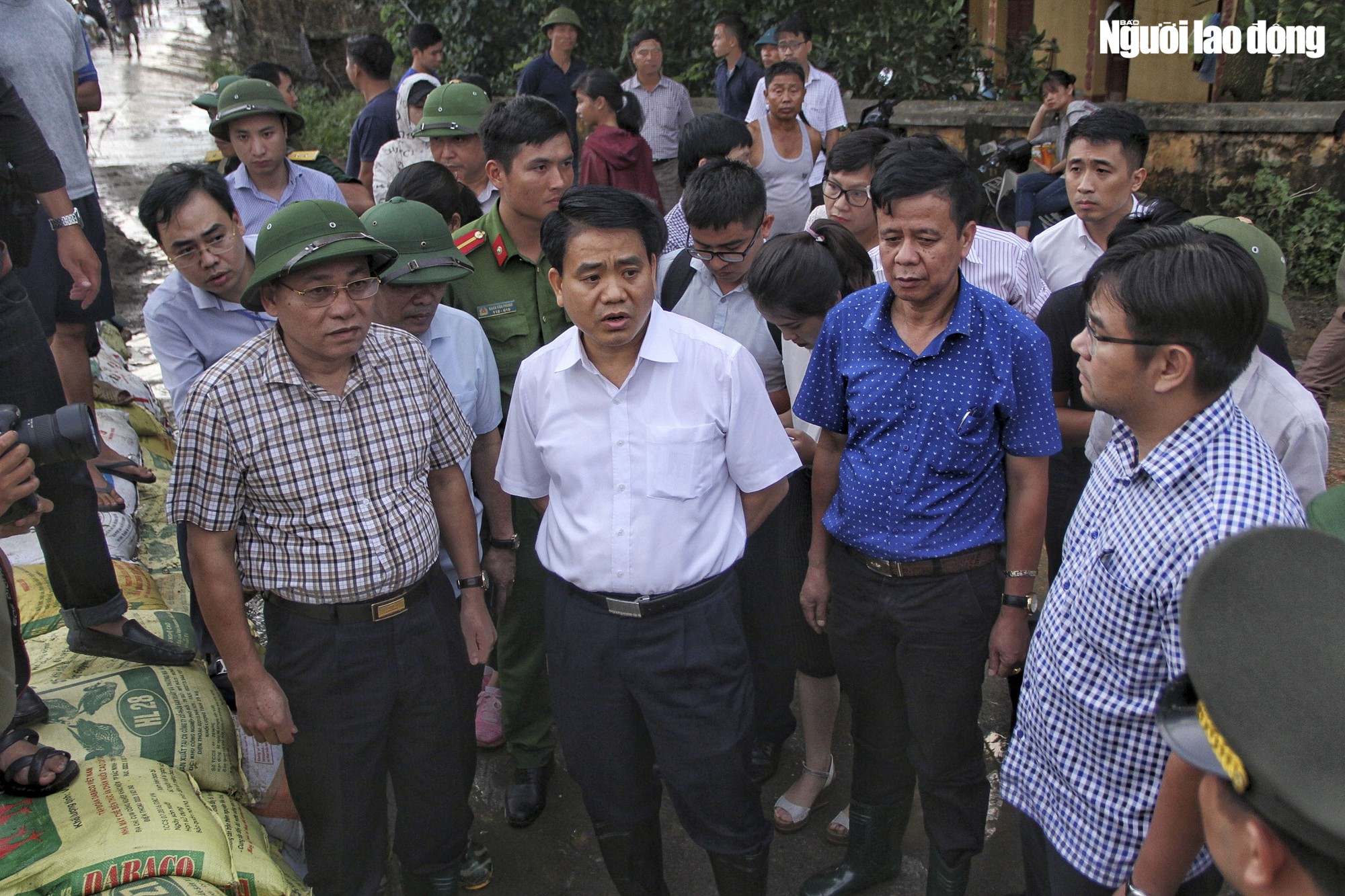 emagazine ha noi hoa binh trong con lu lon