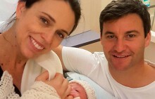 Sinh con được 6 tuần, Thủ tướng New Zealand trở lại làm việc