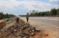 oto cho thai phu lat tren cao toc da nang quang ngai