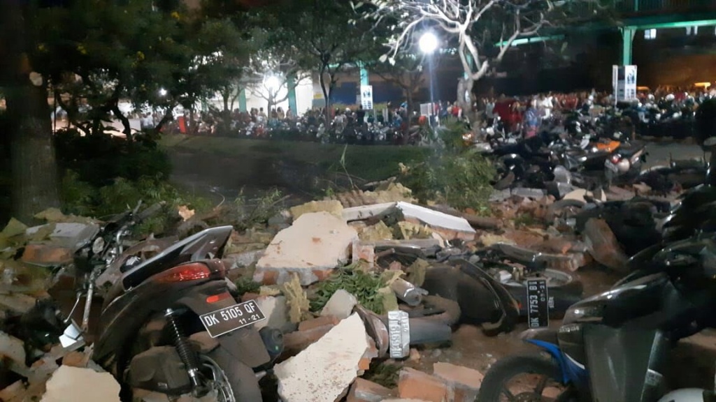 dong dat tai indonesia co 3 du khach nguoi viet mac ket tai bali