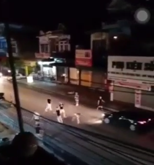 hai nhom thanh nien chem nhau dap pha o to tren duong