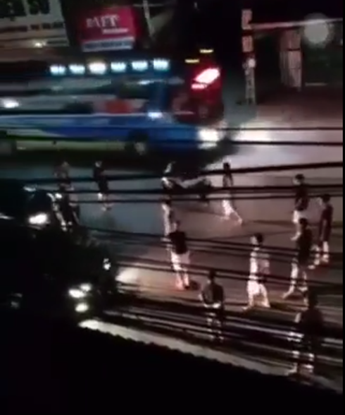 hai nhom thanh nien chem nhau dap pha o to tren duong