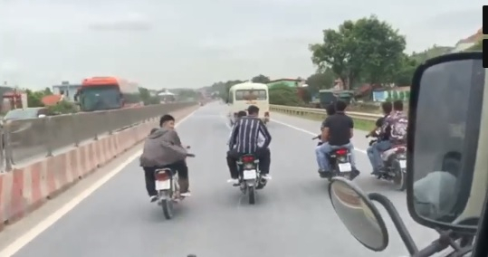 thanh hoa trieu tap nhom thanh nien danh vong dan hang ngang tren ql 1a