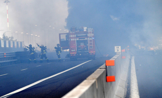 Hai xe tải lao vào nhau, đường cao tốc mịt mù khói lửa hai xe tai lao vao nhau duong cao toc mit mu khoi lua