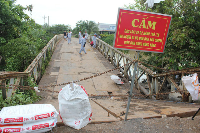cau tai trong 1 tan sap khi xe 20 tan lieu mang chay qua