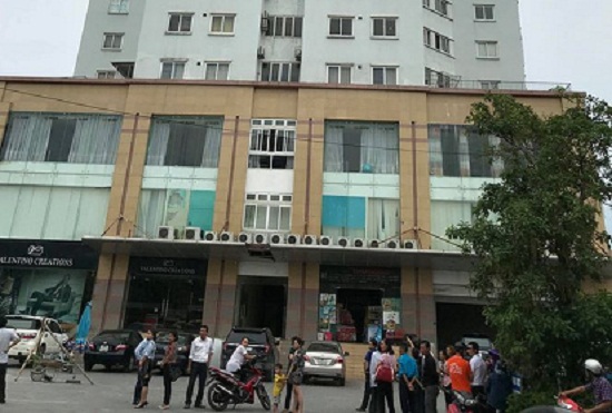 mot phu nu tu vong khi roi tu tang 10 xuong dat